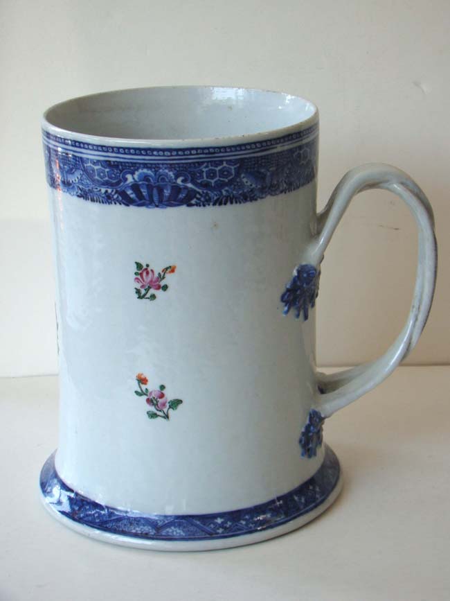 An extremely fine and RARE Mammoth size Chinese Export Porcelain Armorial Tankard circa 1780 — image 3